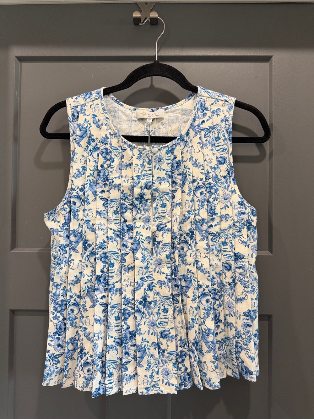 Wayf White & Blue Floral Pleated Sleeveless Camisole